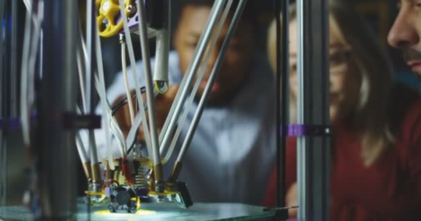 Ingenieros viendo impresión 3D — Vídeos de Stock
