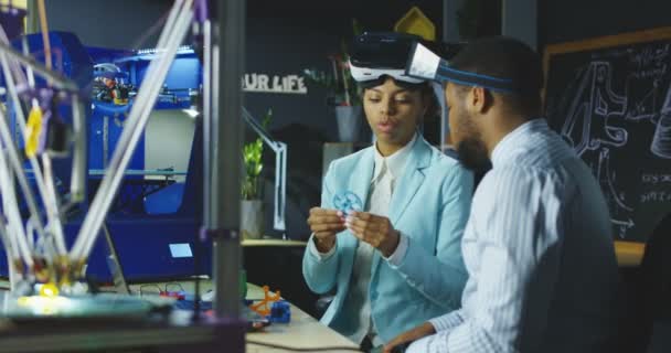 Колеги в окулярах VR зустрічаються — стокове відео