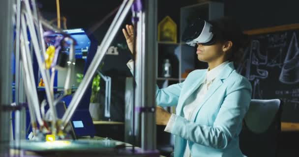Scientist in VR glasses working in lab — Stock Video