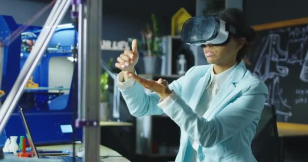 Vědec v Vr brýle pracující v laboratoři — Stock video