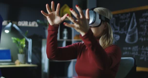 Empleado de laboratorio trabajando en gafas VR — Vídeo de stock