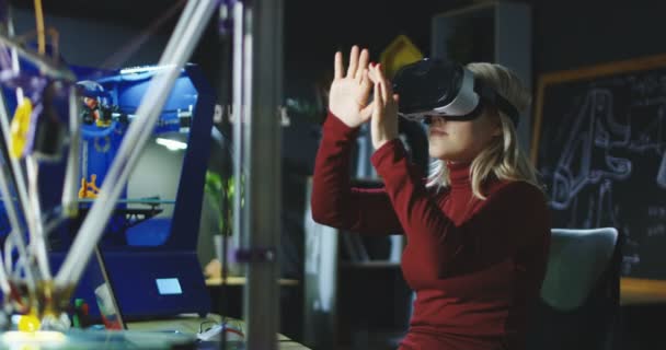 Laboratory employee working in VR glasses — Stock Video