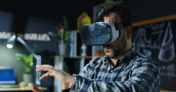 Laboratory worker in VR glasses — Stock Video