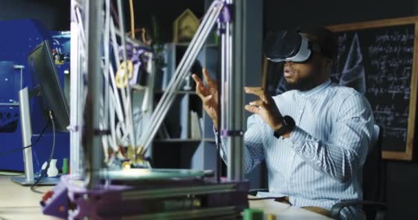 Travailleur de laboratoire en lunettes VR — Video