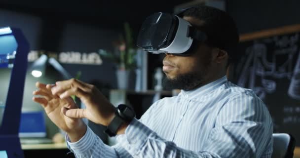 Laboratory worker in VR glasses — Stock Video