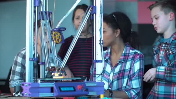 Crianças em idade escolar explorando tecnologia em laboratório — Vídeo de Stock