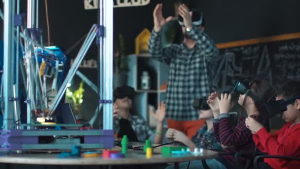 Дети с учителем изучают технологию виртуальной реальности — стоковое видео