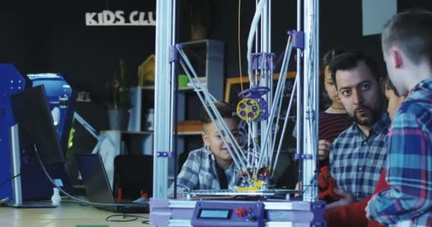 Profesor con niños explorando la impresión 3D — Vídeo de stock