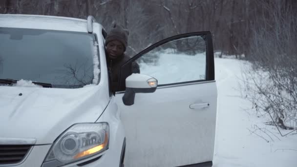 Чоловік стрибає стартовий автомобіль в зимовий час — стокове відео
