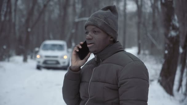 Homme parlant avec la ligne d'assistance ayant cassé la voiture — Video