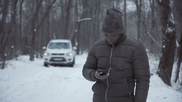 Muž s rozbité auto sám pomocí telefonu — Stock video