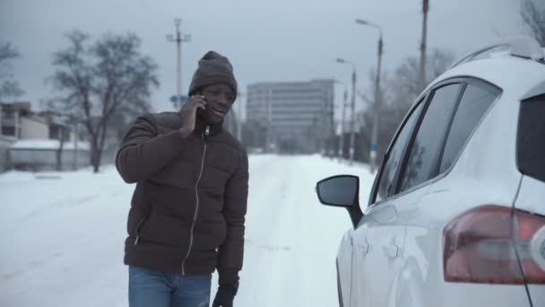 Man van de belservice externe onderweg in de auto — Stockvideo