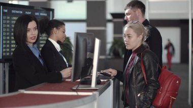 Havaalanı yolcu çantada kontrol görevlisi