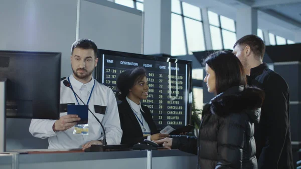 Trabalhadores do aeroporto que verificam documentos no ponto de controlo — Fotografia de Stock