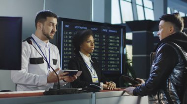 Kasada biyometrik denetim geçen adam