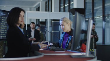 Havaalanı güvenlik personeli yolcu işleme