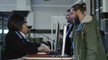 Havaalanı güvenlik personeli kimlik denetimi