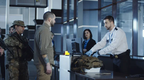 Uomo in transito arma in piedi in aeroporto — Foto Stock