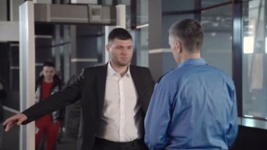 Sınırların kontrolü ile metal detektörü geçen işadamı