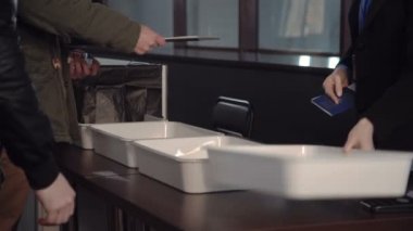 Kişisel eşyalarınızı x-ray tarayıcı bir tepsisinde