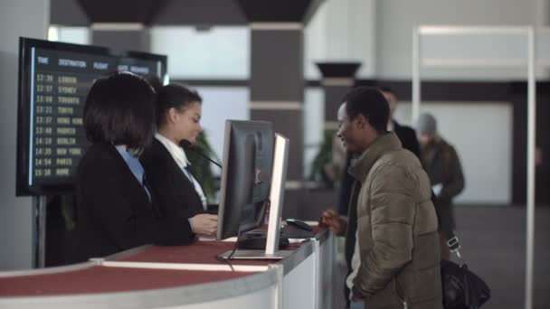 Personel ochrony lotniska sprawdzanie identyfikacji — Wideo stockowe