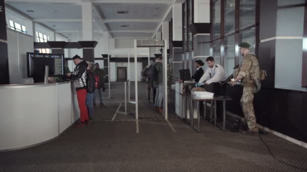 空港のターミナル設定アラーム — ストック動画
