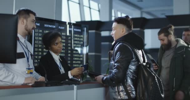 체크 포인트에서 검사를 통과 하는 승객 — 비디오