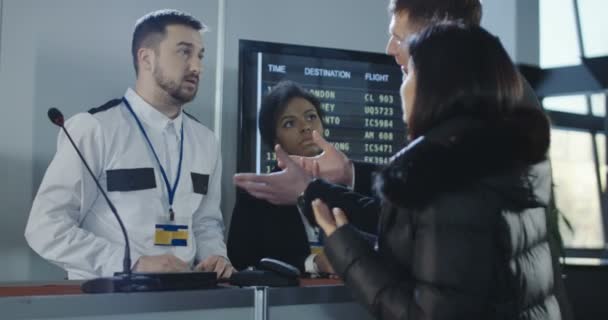 Бизнесмены, имеющие проблемы с отказом в визе в аэропорту — стоковое видео