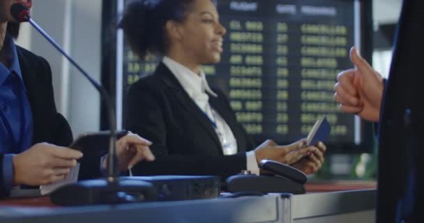 Passageiros passando pelo controle biométrico no aeroporto — Vídeo de Stock