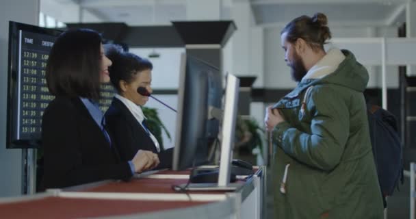 Luchthaven veiligheidspersoneel controleren identificatie — Stockvideo