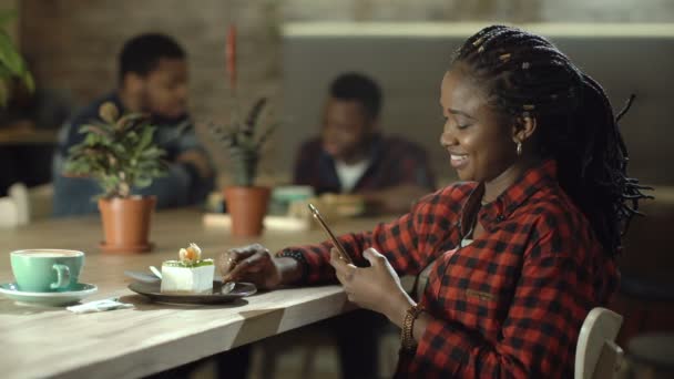 Woman spending time in cafe using phone — Stock Video