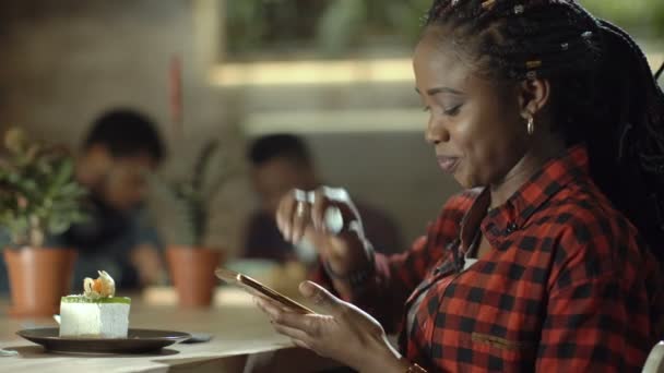 Wanita menghabiskan waktu di kafe menggunakan telepon — Stok Video