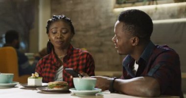 Rahatlatıcı siyah erkek ve kadın Cafe