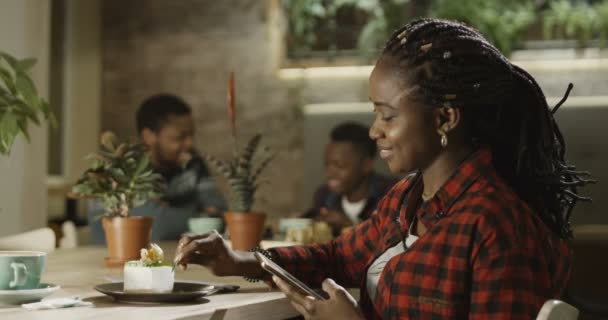 Gülümseyen Cafe telefon ile siyah kadın — Stok video