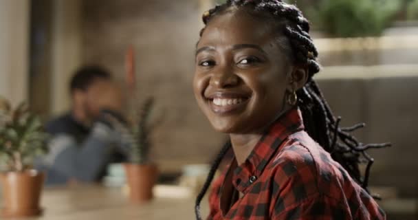 Портрет улыбающейся черной женщины в кафе — стоковое видео