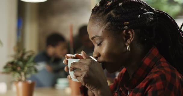 Jovem menina negra beber cofee — Vídeo de Stock