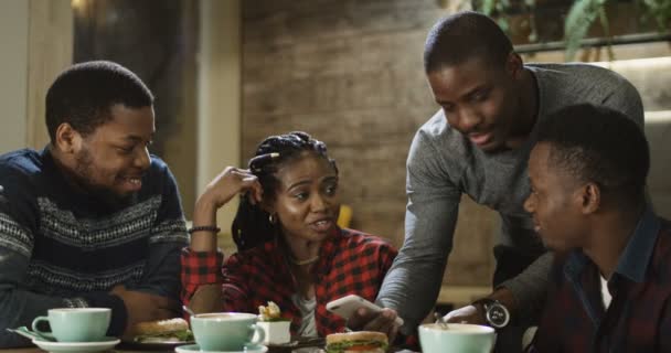 Negros se divertindo na cafeteria — Vídeo de Stock