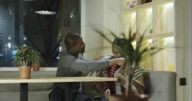 Çift kafede garson için konuşuyor