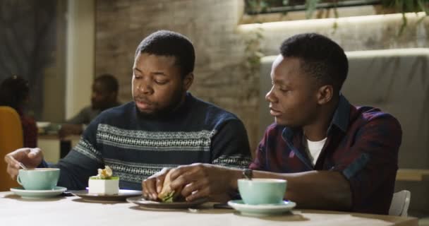 Homens negros se divertindo na cafetaria — Vídeo de Stock