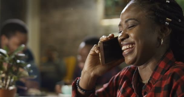 Jovem mulher negra conversando em seu telefone celular — Vídeo de Stock