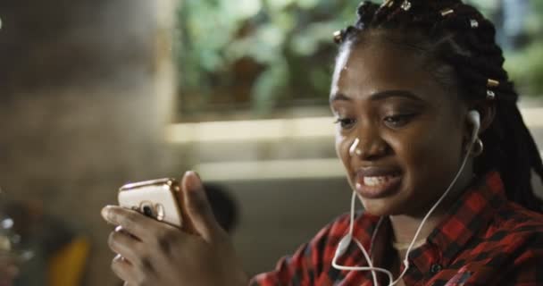 Ung svart kvinna ha videocall via smartphone — Stockvideo