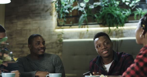Kafede toplantı zevk siyah neşeli arkadaşları — Stok video