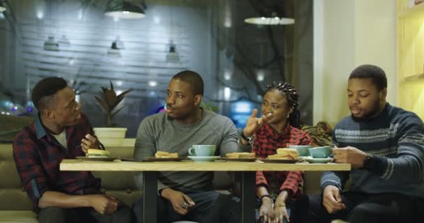 Negro alegres amigos disfrutando de la reunión en la cafetería — Vídeos de Stock