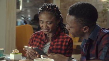 Çekici genç siyah çift bir kafeteryada