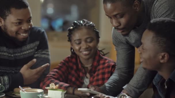 Zwarte mensen plezier in cafetaria — Stockvideo