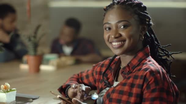 Retrato de mulher negra sorridente no café — Vídeo de Stock