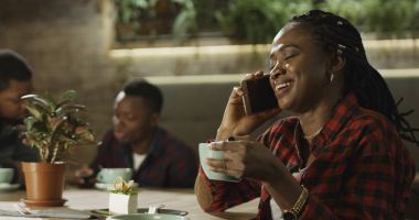 Genç siyah kadın cep telefonu üzerinde söz