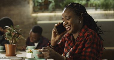 Genç siyah kadın cep telefonu üzerinde söz