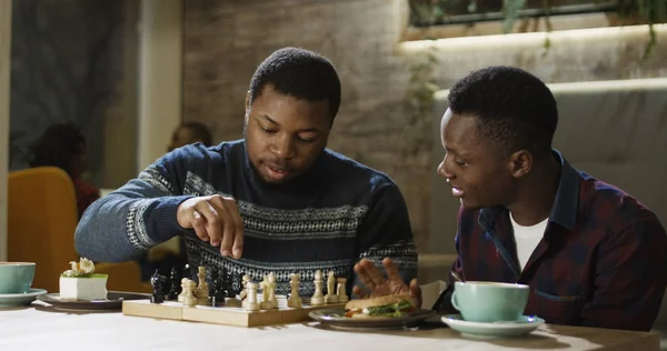콘텐츠 흑인 남성 카페테리아에서 체스를 재생 — 스톡 사진