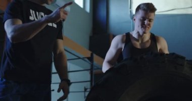 Araba lastik iterek tarassut sporcu Koç